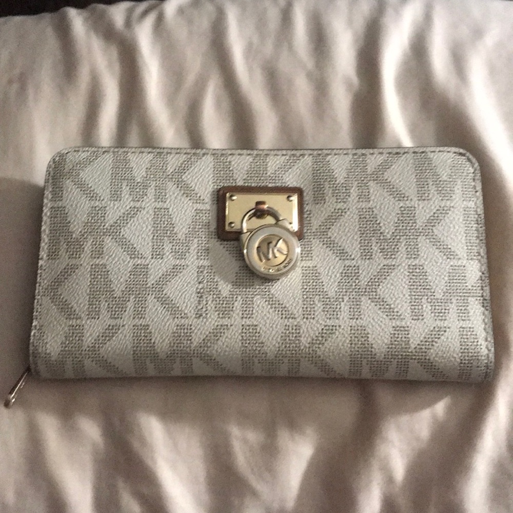 COPY - Micheal Kors Wallet